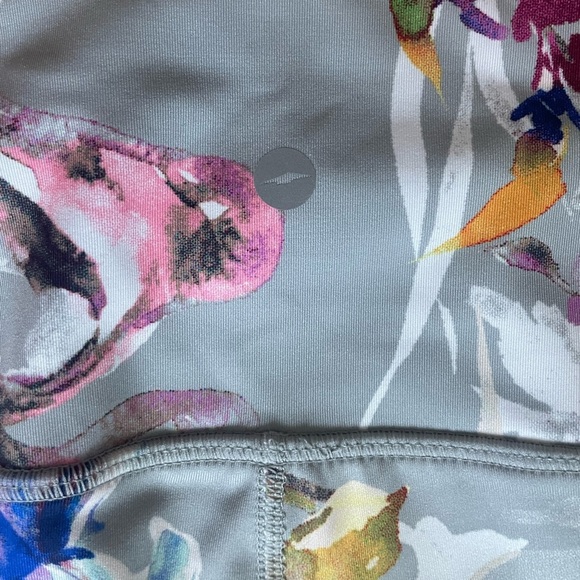 Avia Women’s  8-10 Floral Workout Capri Leggings | Gray Mesh Panel Activewear - Picture 6 of 9